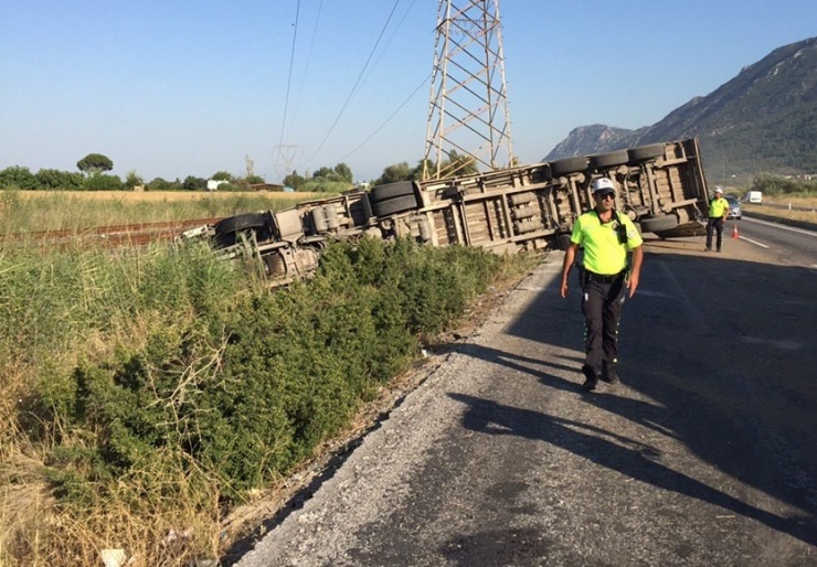Kontrolden Çıkan Tır Şarampole Devrildi: 1 Yaralı