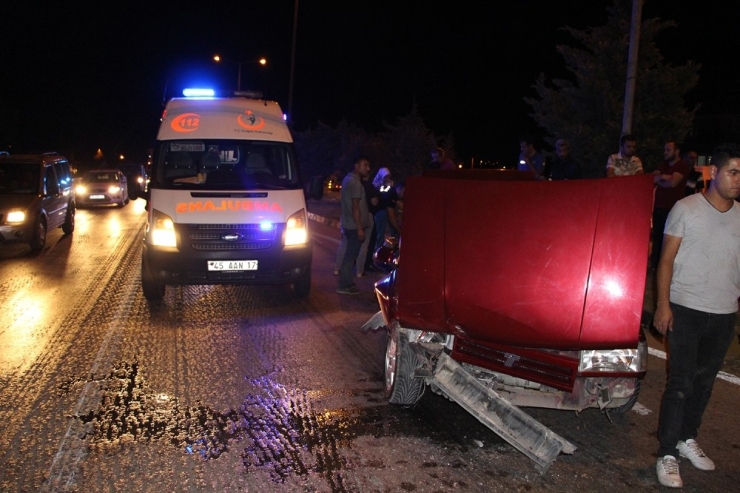 Aynı Yönde Seyreden İki Araç Çarpıştı: 1 Yaralı