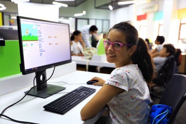 Öğrenciler Robotik Kodlama İçin Bir Araya Geldi