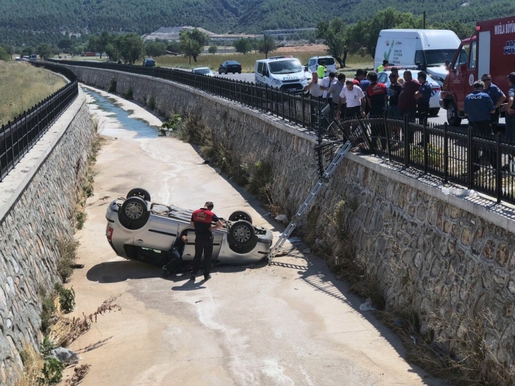 Virajı Alamayınca Kanala Uçtu