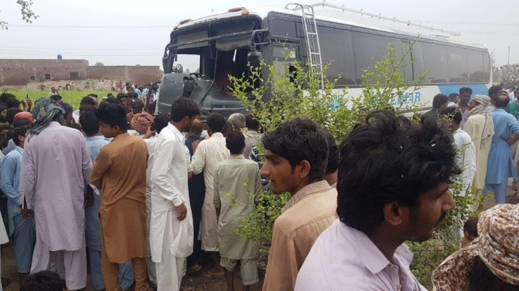 Pakistan’da Otobüs İle Çekçek Çarpıştı: 9 Ölü