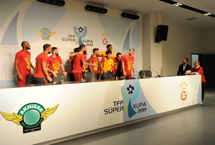 Fatih Terim Ve Futbolculardan Basın Toplantısı Sırasında Kutlama