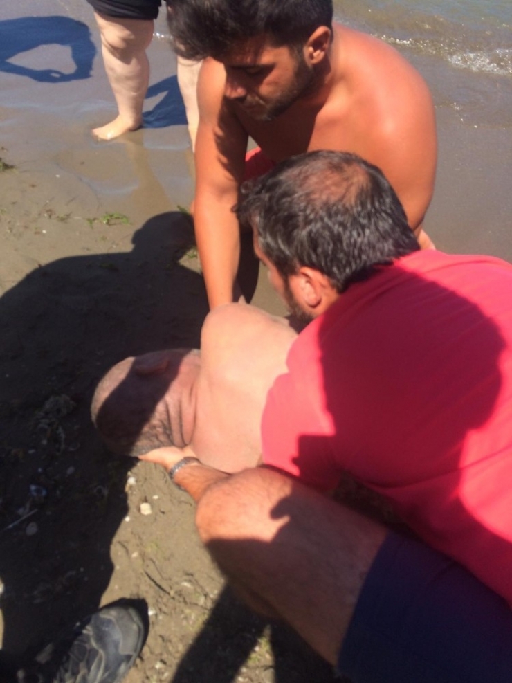 Boğulma Tehlikesi Geçiren Şahsı Cankurtaranlar Son Anda Kurtardı