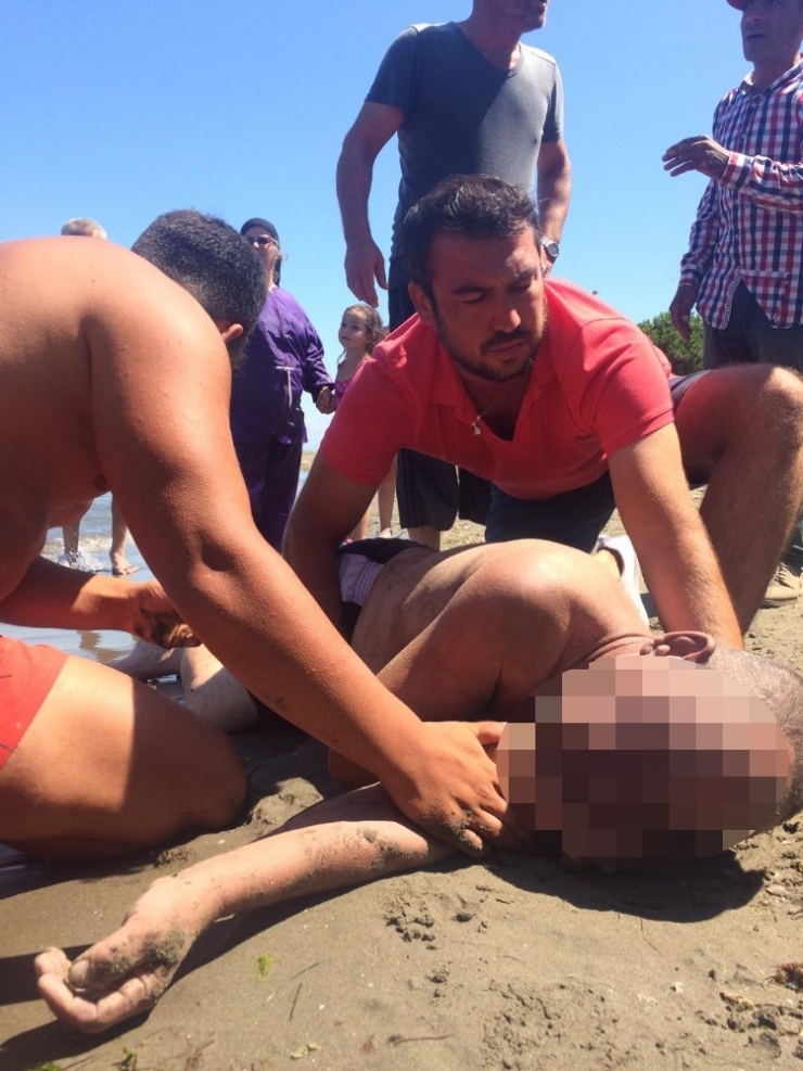 Boğulma Tehlikesi Geçiren Şahsı Cankurtaranlar Son Anda Kurtardı