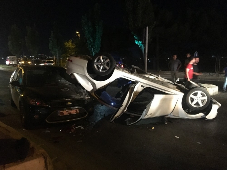 Refüje Çarpıp Takla Atan Otomobil Karşı Şeritteki Aracın Üstüne Düştü