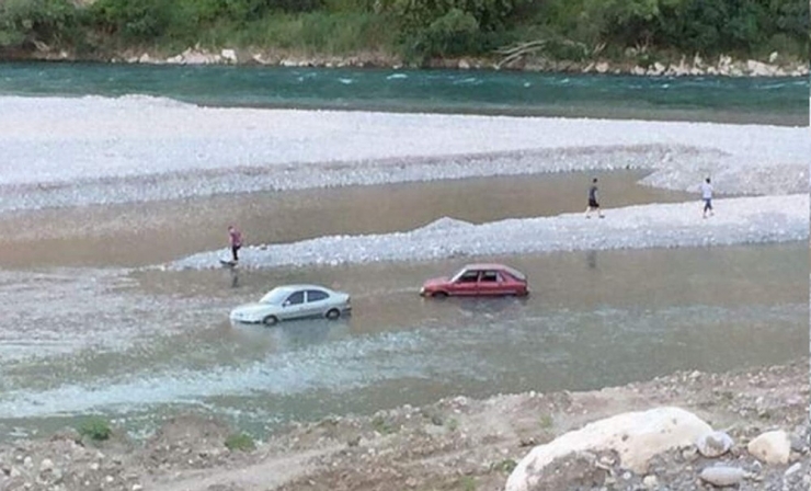 Siirt’te Çayda Mahsur Kalan Vatandaşlar Traktörle Kurtarıldı