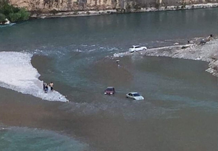 Siirt’te Çayda Mahsur Kalan Vatandaşlar Traktörle Kurtarıldı