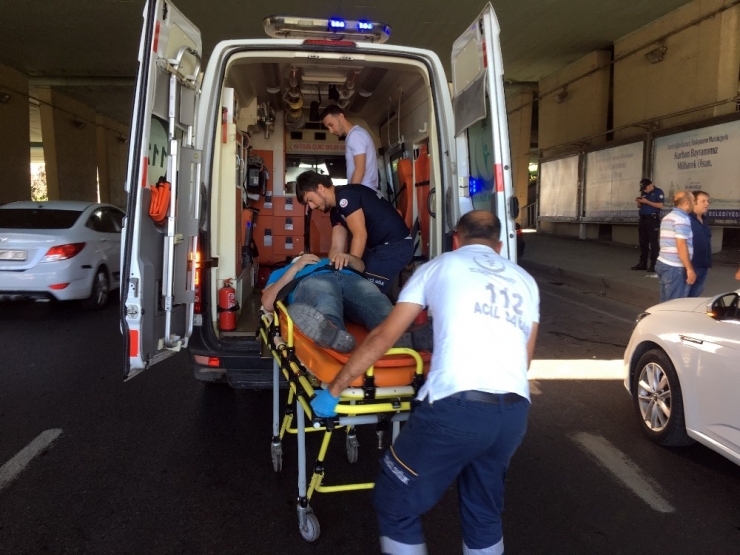 Emniyet Şeridindeki Araca Otomobil Çarptı: 2 Yaralı