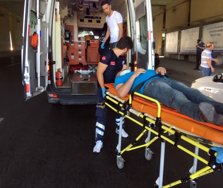 Emniyet Şeridindeki Araca Otomobil Çarptı: 2 Yaralı