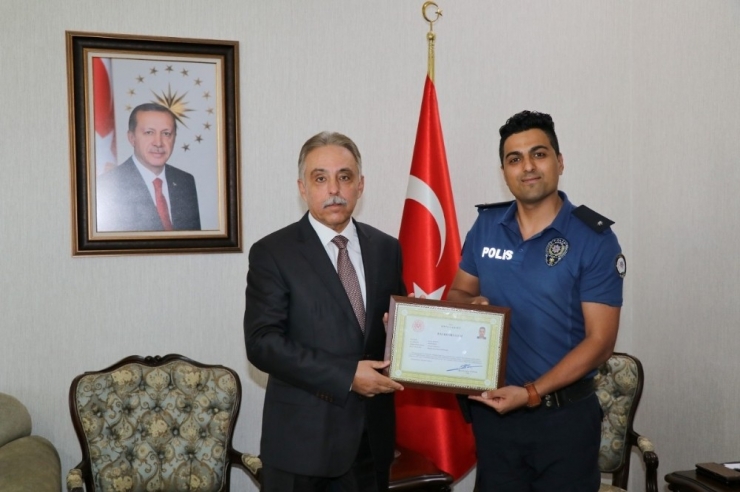 Polis Memurunun Duygulandıran Davranışını Vali Toprak Ödüllendirdi