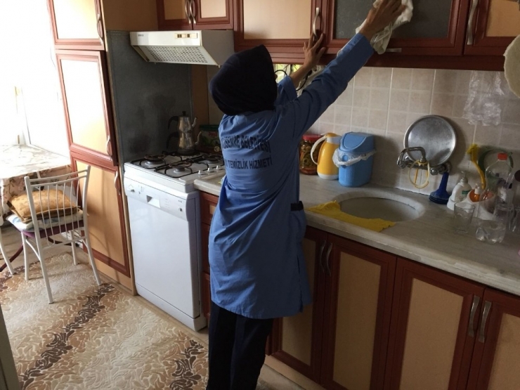 Yunusemre’de Bayram Öncesi Evde Bakım Hizmetleri Yoğunlaştı