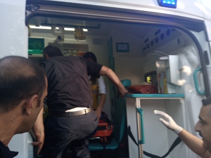 Yangında Mahsur Kalan Yaşlı Adamı Ablası Kurtardı