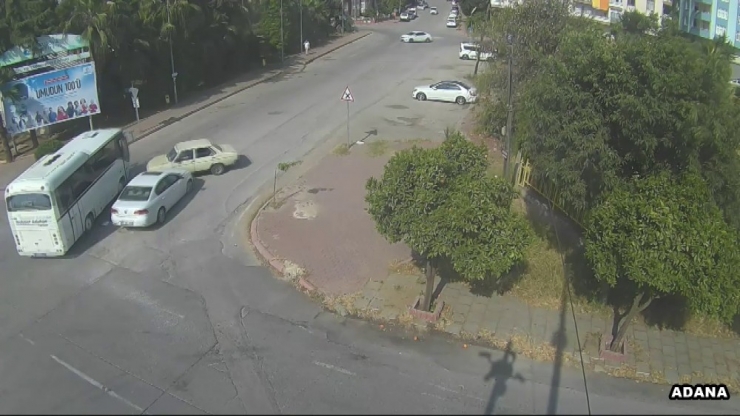 Duran Araba Adama Çarptı