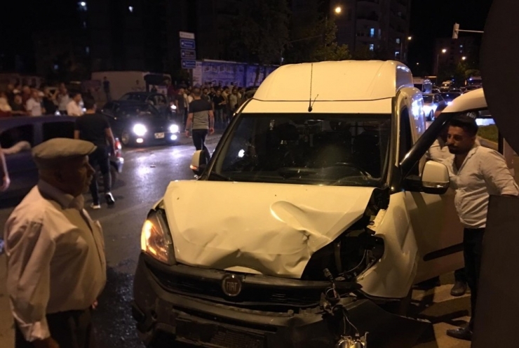 Hafif Ticari Araçlar Çarpıştı: 5 Yaralı