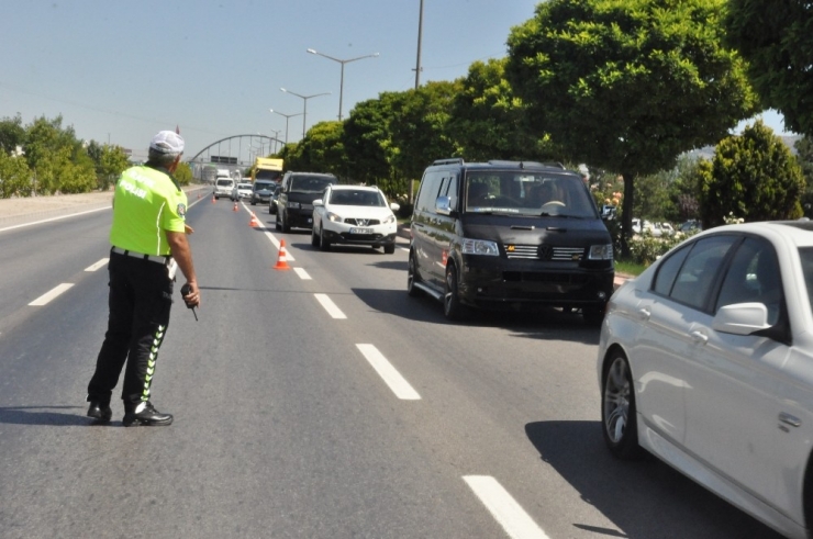Vali Vekili Boztepe Bayram Öncesi Araçları Denetledi, Sonra Lokum İkram Etti