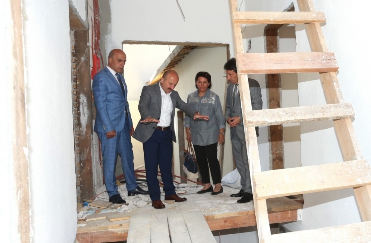 Cadde Ve Kaldırımlar Geleneksel Dokuya Uygun Şekilde Yenilendi