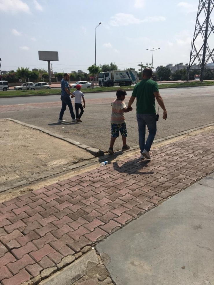 Antalya Polisinden Sokakta Çalıştırılan Ve Dilendirilen Çocuklara Yönelik Uygulama