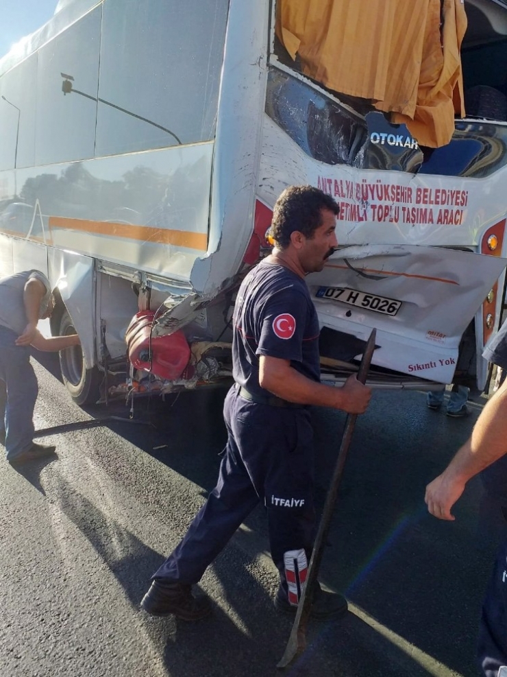Alanya’da Midibüs İle Kamyonet Çarpıştı: 15 Yaralı