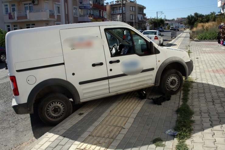 Ticari Araçın Çarptığı İki Çocuk Ölümden Döndü