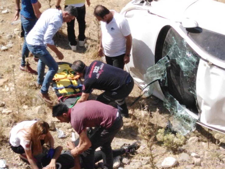 Sason’da Otomobil Şarampole Yuvarlandı: 2 Yaralı