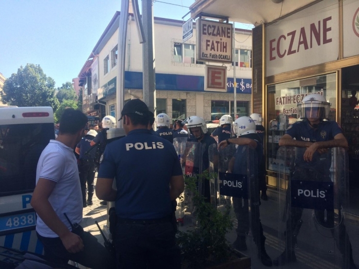 Bayburt’ta 2 Kişiyi Bıçaklayan Şüpheli, Emniyete Götürüldü