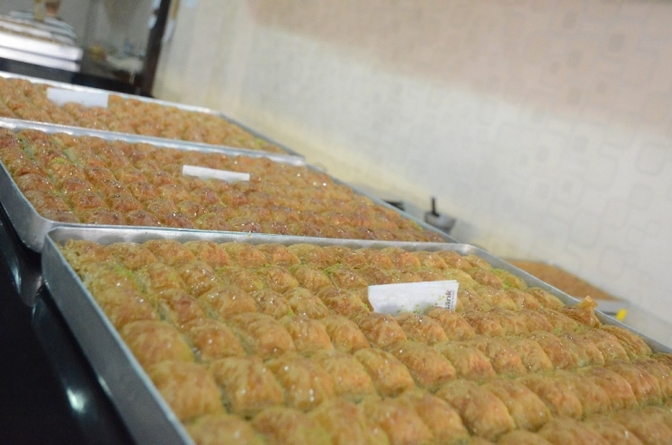 Bayram Tatlıları Tezgahlarda Yerini Aldı