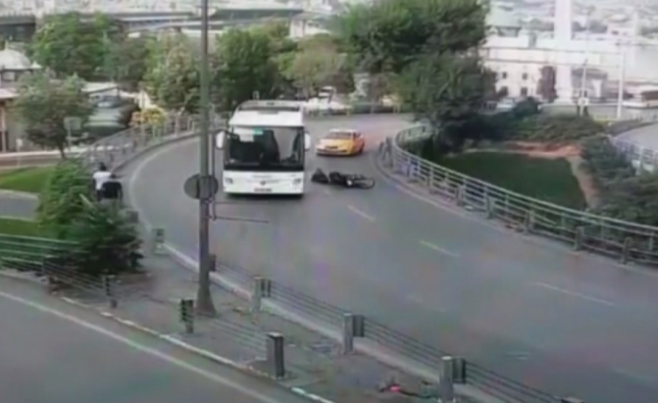 İstanbul’da Motosikletlinin Ölümden Döndüğü An Kamerada