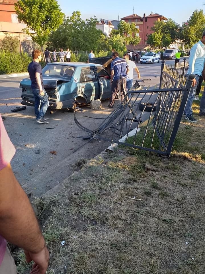 Denizli’de Midibüs İle Otomobil Çarpıştı