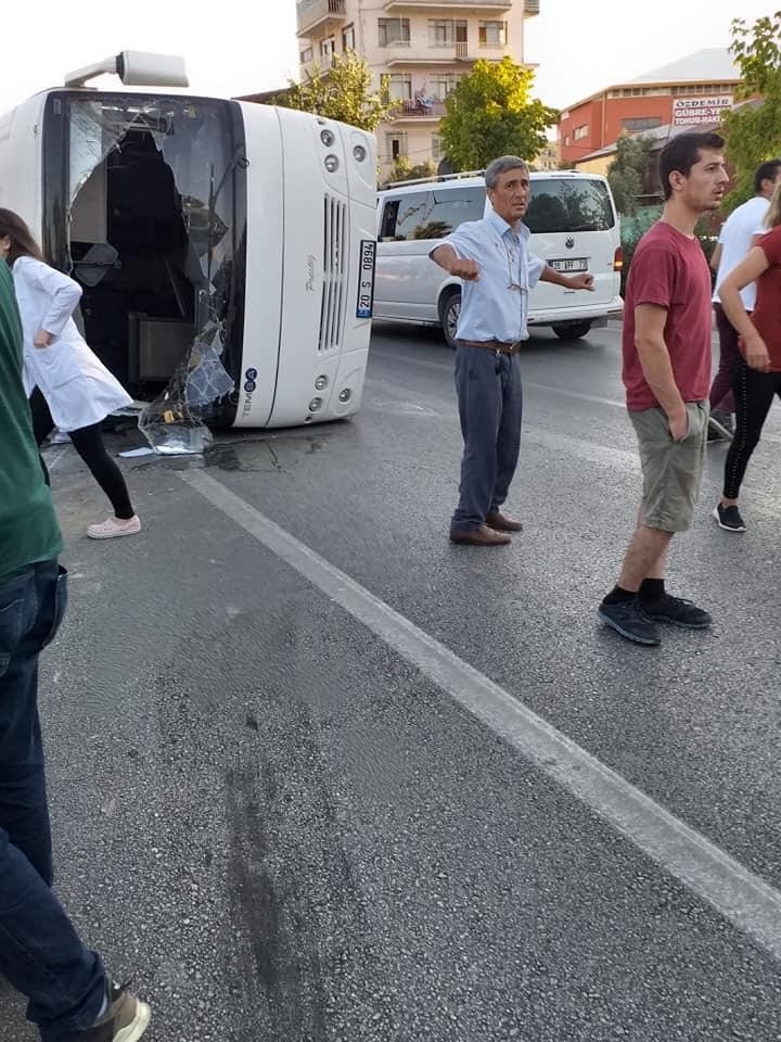 Denizli’de Midibüs İle Otomobil Çarpıştı