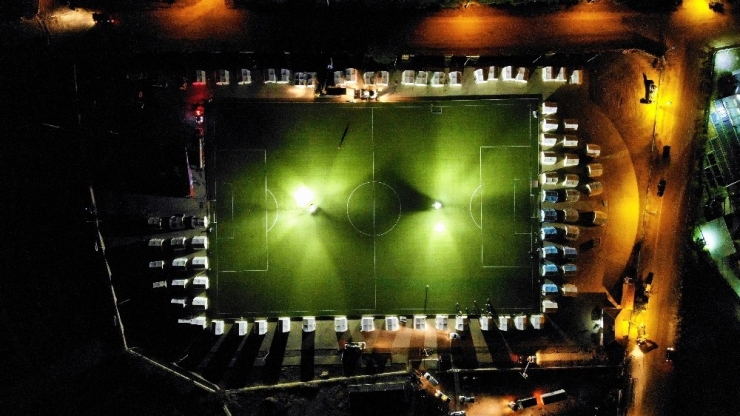 Depremzedeleri İlk Geceyi Çadır Kentte Geçiriyor