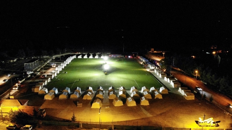 Depremzedeleri İlk Geceyi Çadır Kentte Geçiriyor