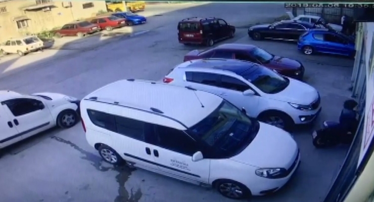 İzinsiz Bindiği Motosiklet İle Yedek Parçacının Camından İçeri Böyle Girdi