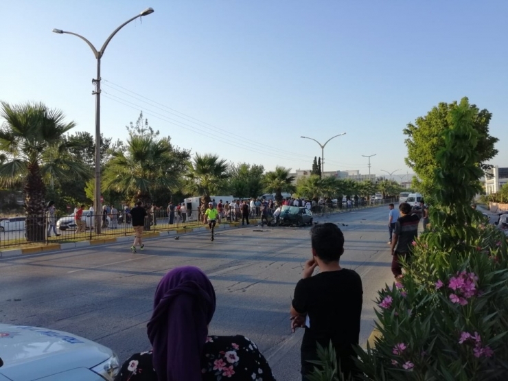 İşçi Servisi İle Otomobil Çarpıştı: 14 Yaralı