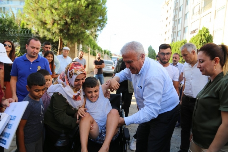 Efeler Belediyesi, Abdülbaki’ye Yeni Akülü Araç Hediye Etti