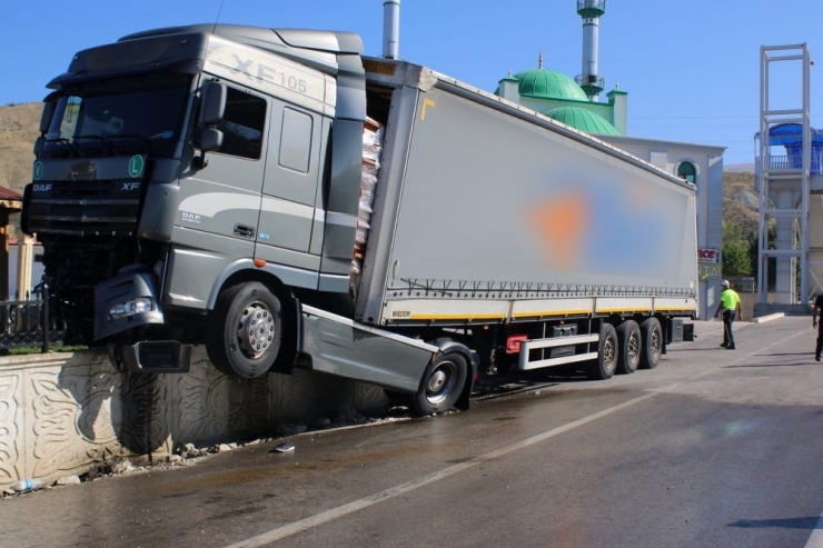 Sürücüsü Kalp Krizi Geçiren Tır Kontrolden Çıkarak Bariyerlere Çarparak Durdu