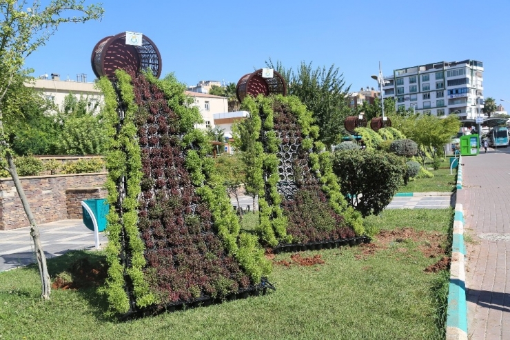 Haliliye’de Parklara Çiçek Ekimi Yapıldı