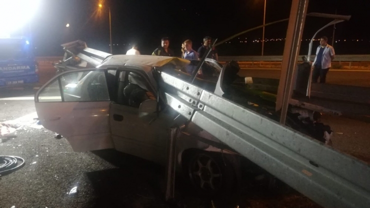 İzmir-istanbul Otoyolu’nda Bariyere Ok Gibi Saplandı:3 Ölü,2 Yaralı