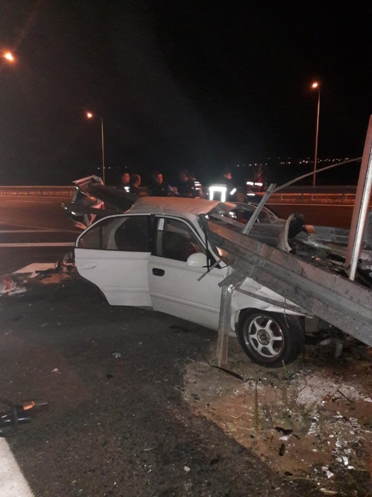 İzmir-istanbul Otoyolu’nun Turgutlu Kavşağı Yakınlarında Meydana Gelen Trafik Kazasında, Bir Otomobilin Bariyerlere Çarpması Sonucu 3 Kişi Öldü, 2 Kişi Yaralandı. Yaralılar Ambulansla Hastaneye Kaldırıldı.