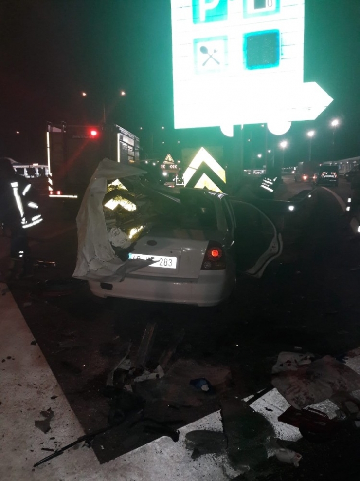 İzmir-istanbul Otoyolu’nun Turgutlu Kavşağı Yakınlarında Meydana Gelen Trafik Kazasında, Bir Otomobilin Bariyerlere Çarpması Sonucu 3 Kişi Öldü, 2 Kişi Yaralandı. Yaralılar Ambulansla Hastaneye Kaldırıldı.