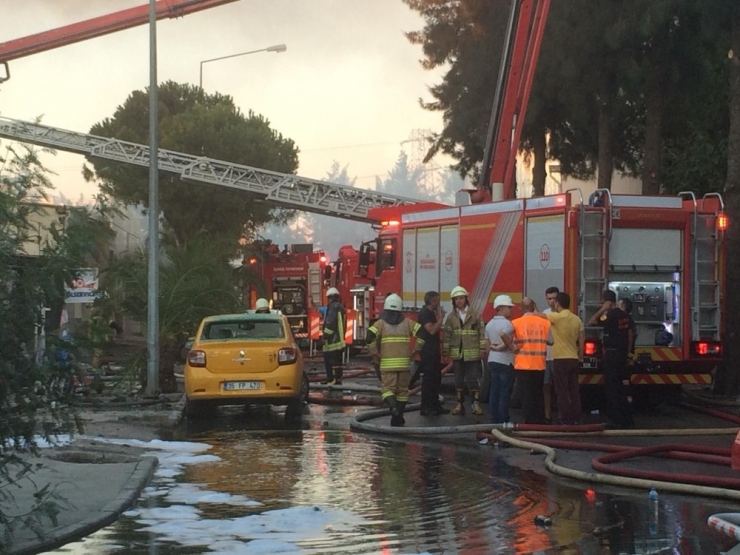 İzmir’de Madeni Yağ Deposunda Çıkan Yangın Güçlükle Kontrol Altına Alındı