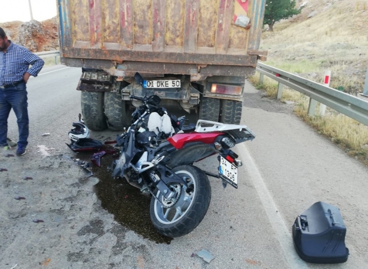 Kamyona Çarpan Motosikletli Hayatını Kaybetti
