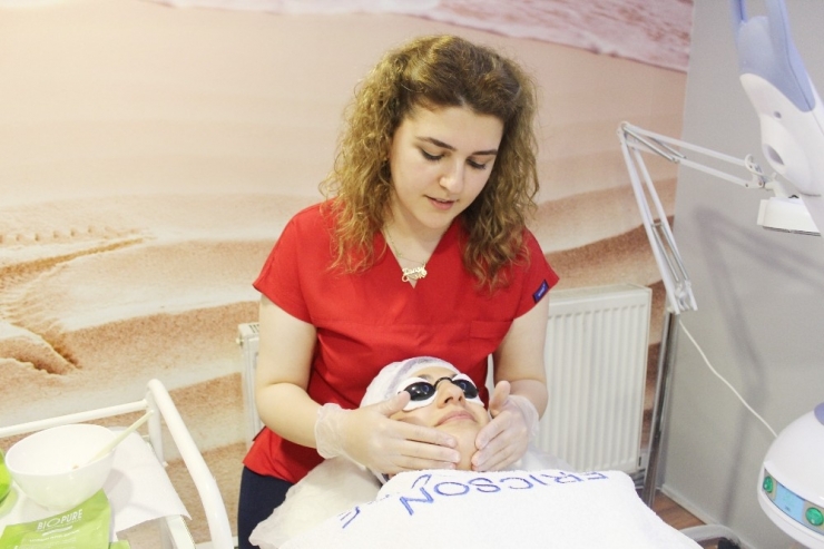 Kalıcı Makyaj Uygulaması Giderek Yaygınlaşıyor