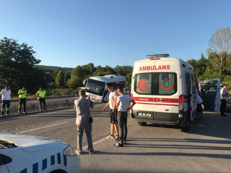 Lastiği Patlayan Yolcu Minibüsündeki Yolcular Ölümden Döndü