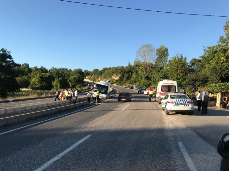 Lastiği Patlayan Yolcu Minibüsündeki Yolcular Ölümden Döndü