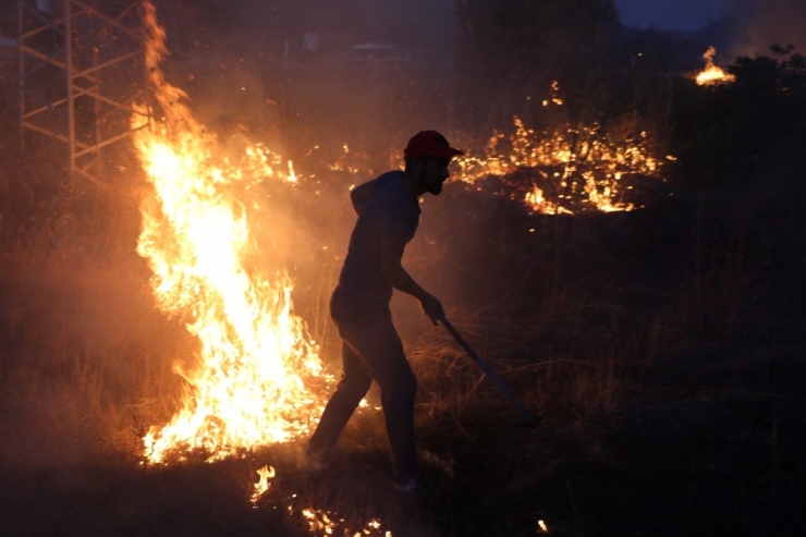 Anız Yangınına Kova Ve Hortumla Müdahale Ettiler