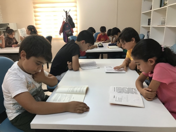 Kartepeli Minikler Her Gün Bir Saat Kitap Okuyor