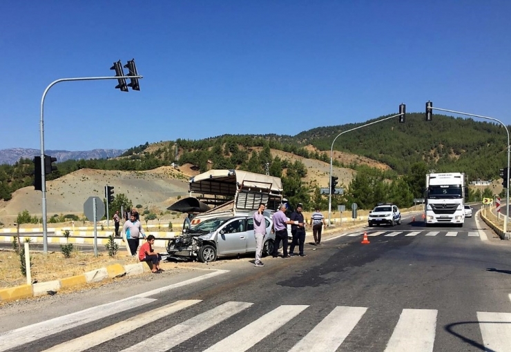 Kamyonet İle Otomobil Çarpıştı: 5 Yaralı