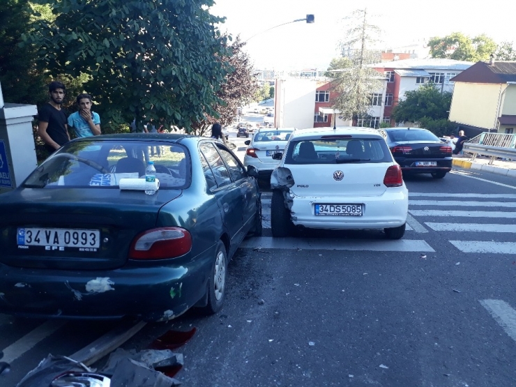 Yokuş Aşağı İnerken Yavaşlayan Sürücü Zincirleme Kazaya Neden Oldu