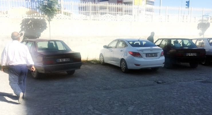 Kendi Otomobilinin Benzerine Bindi, Polis Arayınca Yanlışı Fark Etti