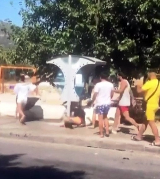 Kadınlar Sokak Ortasında Birbirine Girdi, Ortalık Savaş Alanına Döndü